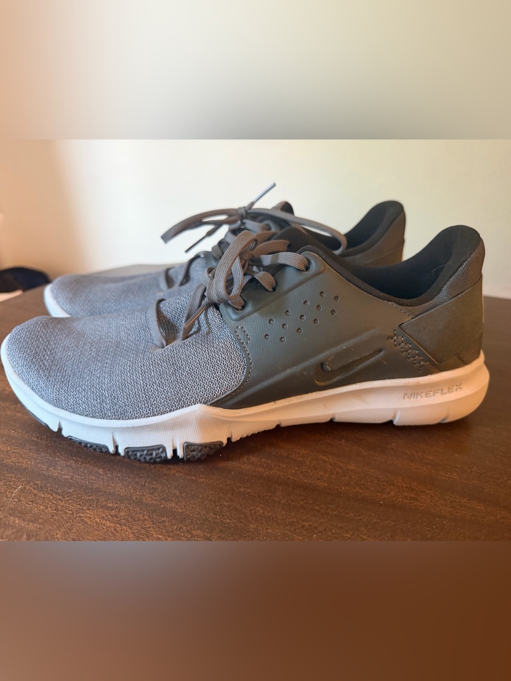 Nike Men’s Gray and White Flexible Training Sneakers